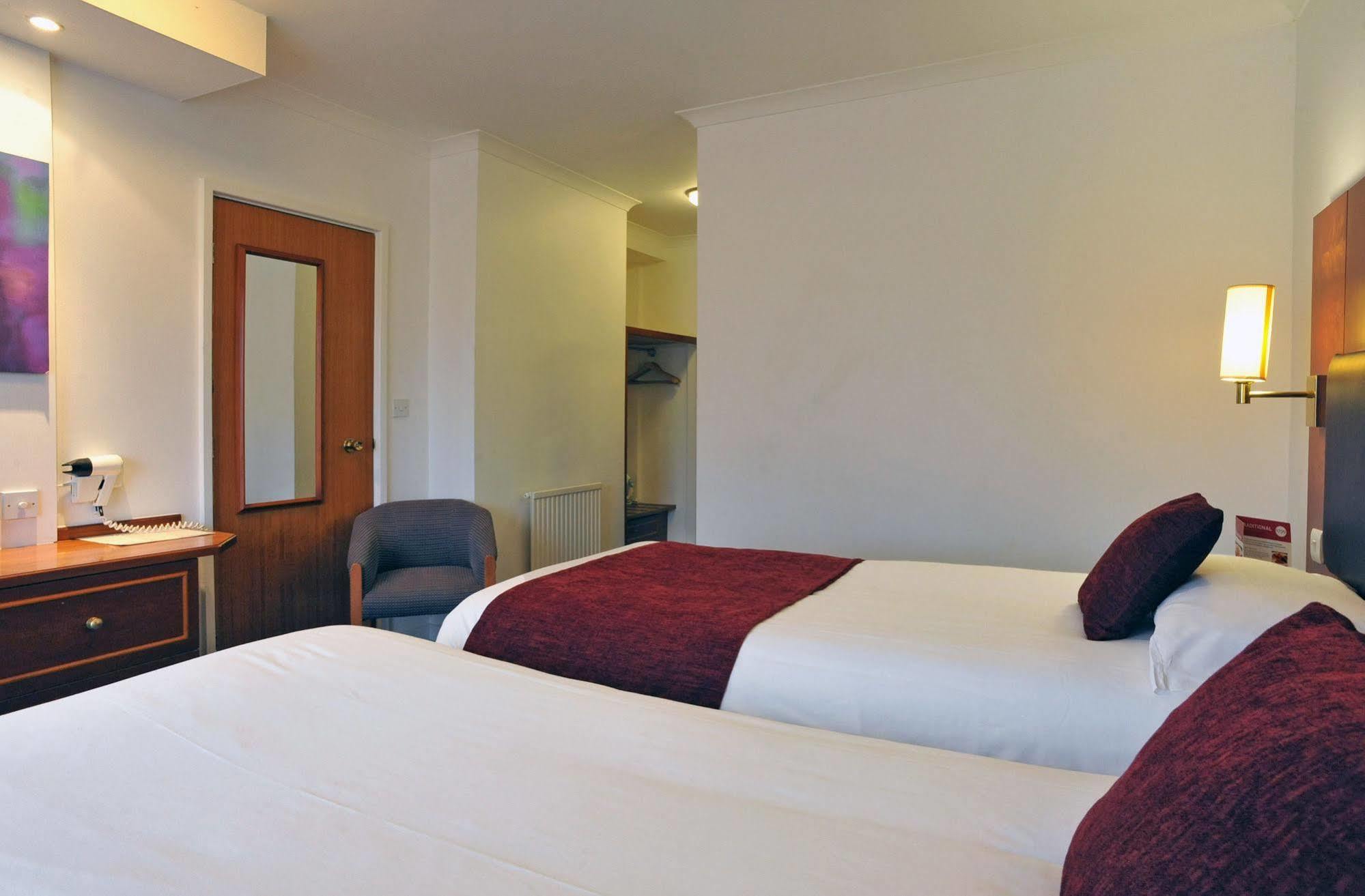 Crossroads By Chef & Brewer Collection Hotel Weedon Bec Екстериор снимка